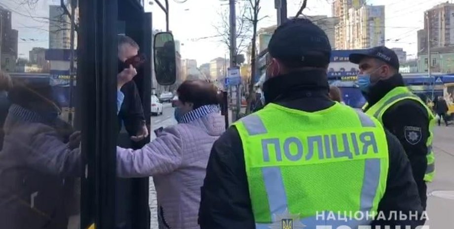 общественный транспорт, полицейские на остановке, переполненный автобус