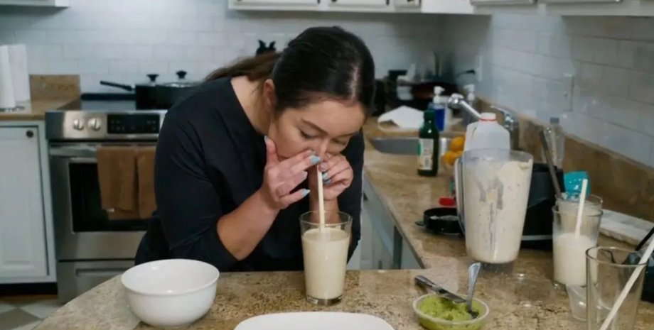 Кетрін Андреа їсть носом.