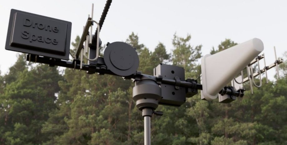 According to the manufacturer, Dronarnya 5.0 can transmit a signal from three av...