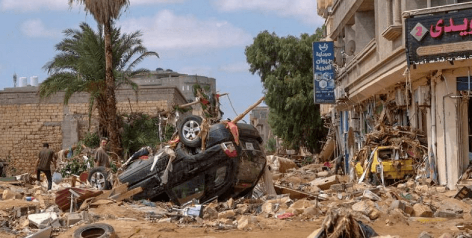 наводнение в Ливии, разрушения, перевернутое авто