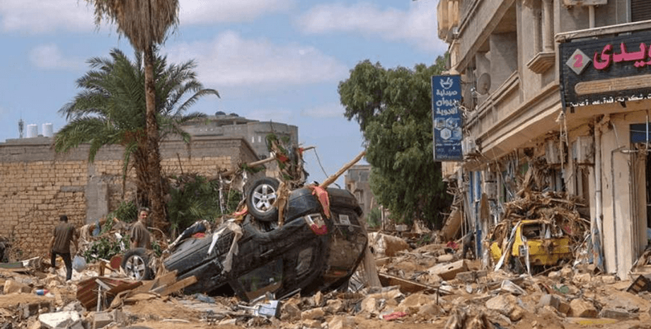 повінь у Лівії, руйнування, перевернуте авто