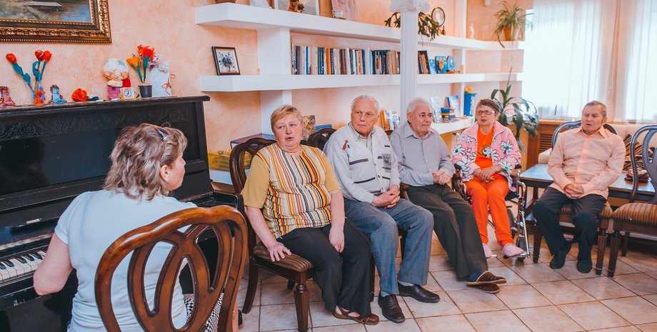 дом престарелых, пожилые люди
