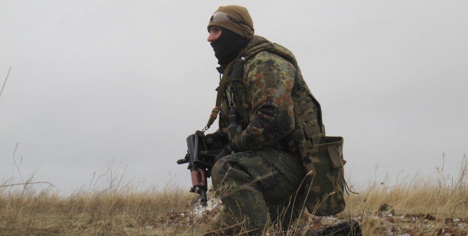 Боец "Азова" в Донбассе / Фото пресс-центра полка "Азов"