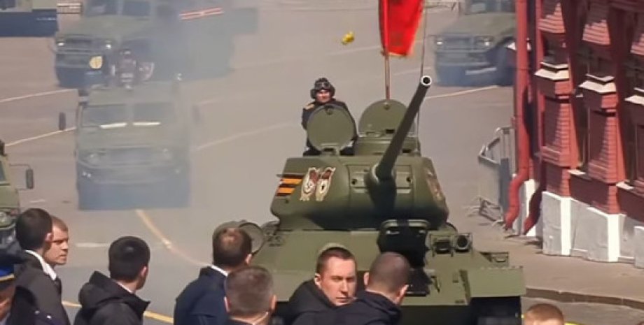 Британская разведка объяснила парад в Москве без техники
