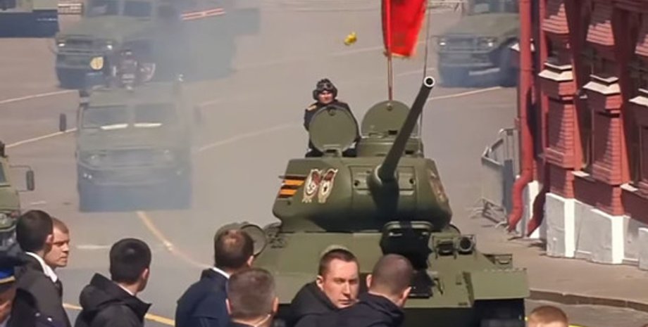 Британська розвідка пояснила парад у Москві без техніки