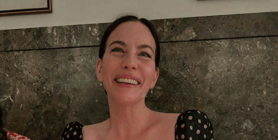 Лів Тайлер, кафе, стіна