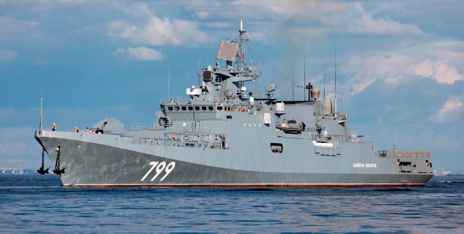 З'явилися фото і відео фрегату «Адмірал Макаров», що горить