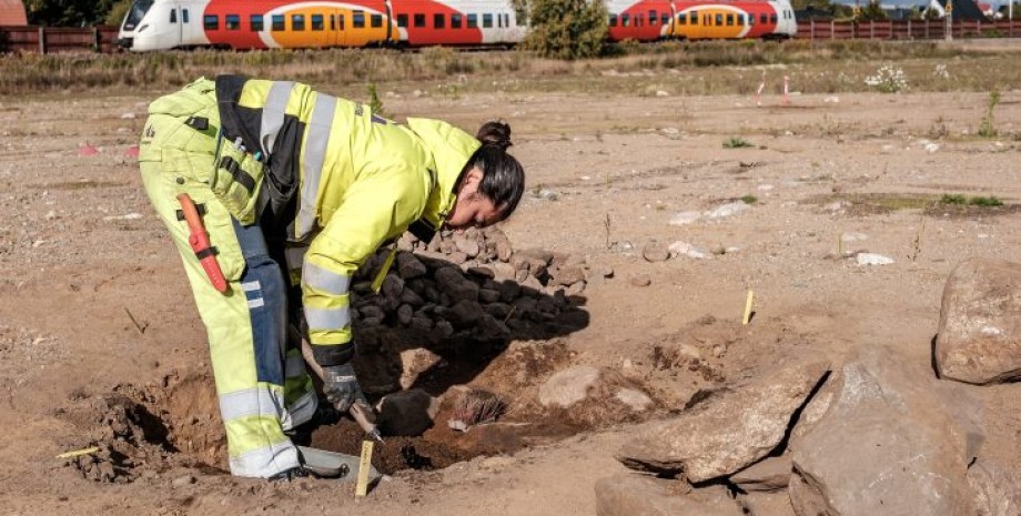 Швеція, поховання, кладовище, жінка, могила, ніж, голка, залізний вік, артефакт, розкопки, археологи, археологія, останки, кістки, могильник