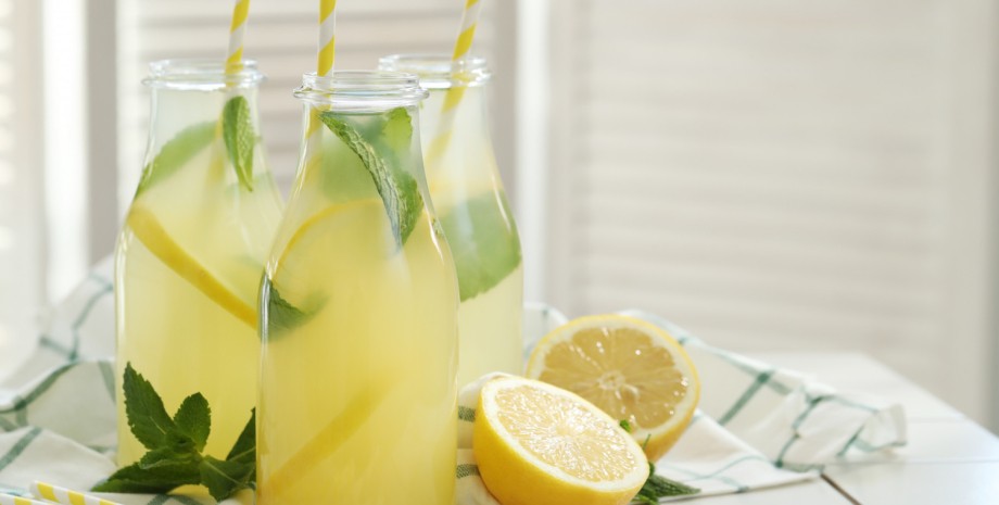 Лимонад в бутылке на столе