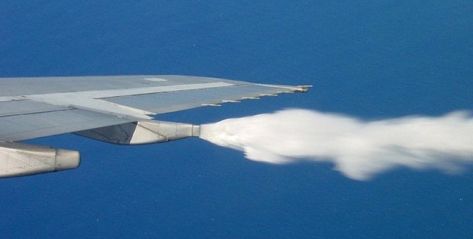 Аварийный сброс топлива с самолета. Фото: CNN