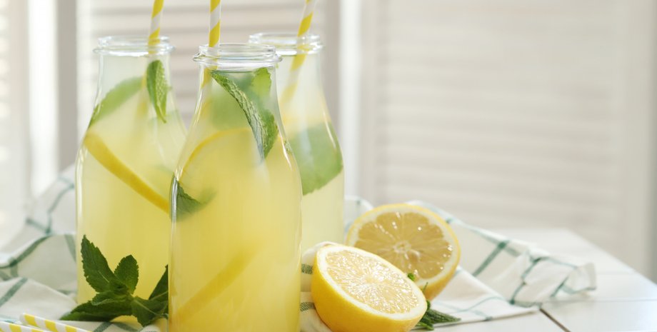 Лимонад в бутылке на столе