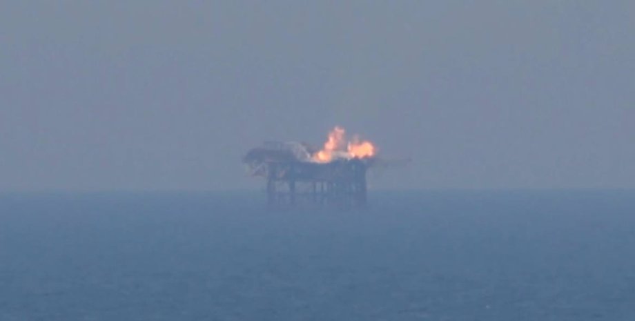 Газодобывающие башни Вышки возле острова Змеиный