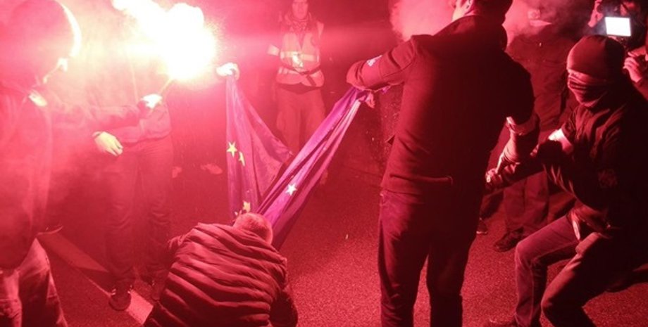 Сожжение флага ЕС в Варшаве/Фото: Mlodziez Wszechpolska