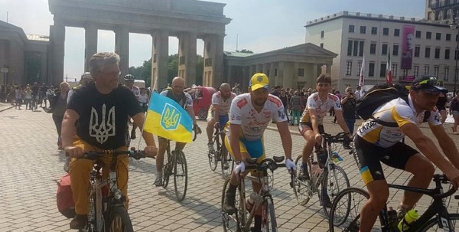 Украинские велосипедисты в Берлине / Фото: Укринформ