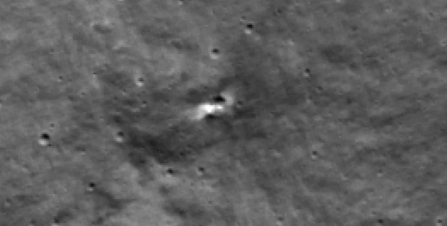 Місяць 25, місце падіння, Місяць