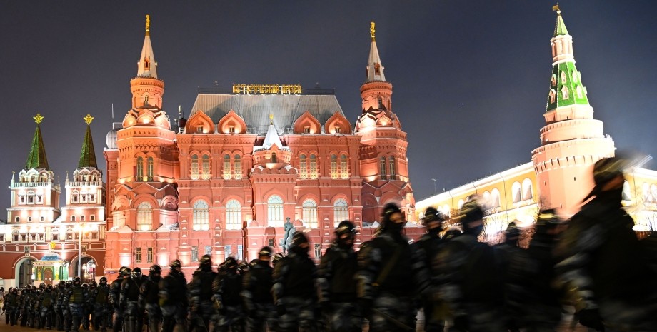 військові біля будівлі Кремля в Москві, військові біля кремля