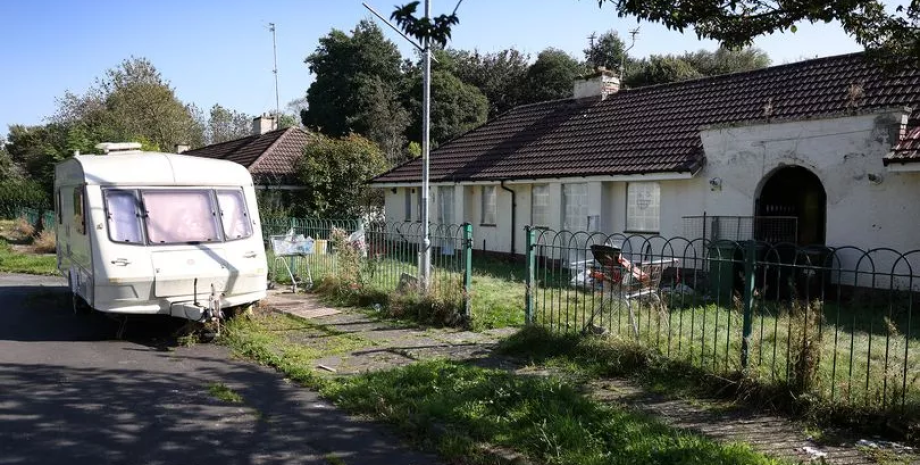 Заброшенные дома в Англии, жилой дом, снос дома, рыхлая почва, проблемы с землей, город-призрак, заброшенный район, переселение людей, не хотят уезжать