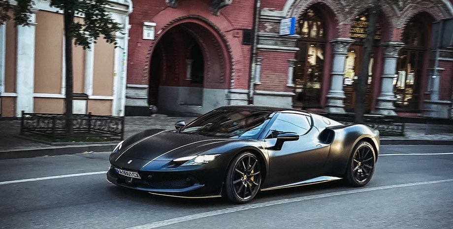 суперкар Ferrari 296