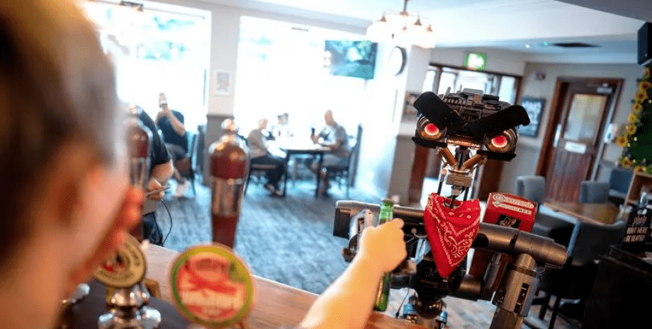 Мужчина пошел с роботом в бар, создал робота в гараже, робот, Джонни 5, копия робота из фильма, выставка, робот в баре