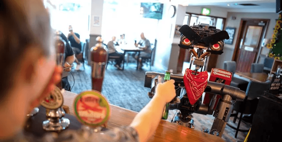 Чоловік пішов із роботом у бар, створив робота в гаражі, робот, Джонні 5, копія робота з фільму, виставка, робот у барі