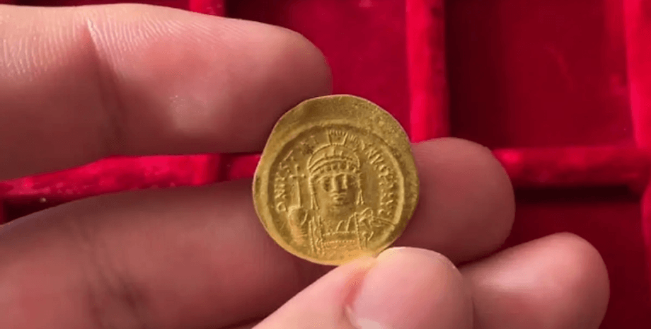 археологи, археология, раскопки, монета, золото, император, Византия, крепость, Болгария, правление, находка, артефакт, строительство, поселение, история, Средневековье, дом