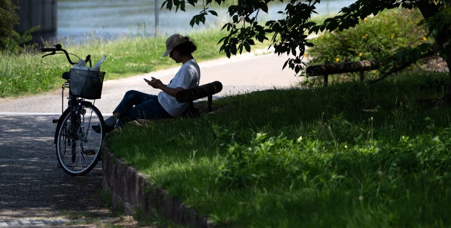 японский мужчина со смартфоном В японском городе Тоёаке рекомендуют жителям использовать смартфон в свободное время не более двух часов