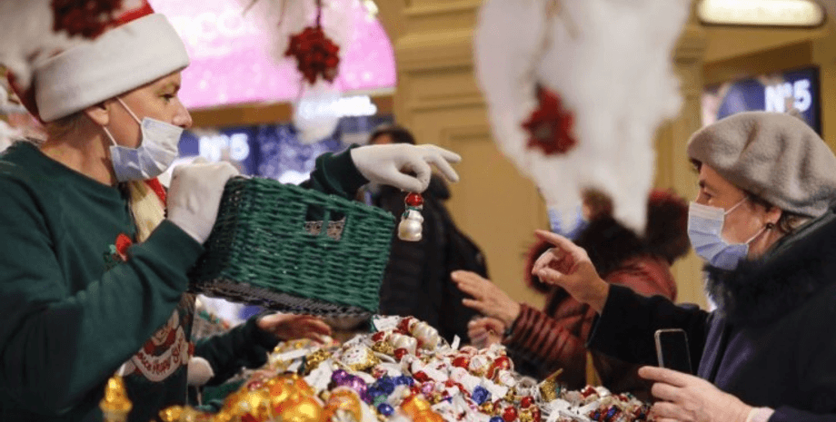 люди в масках, игрушки, новый год