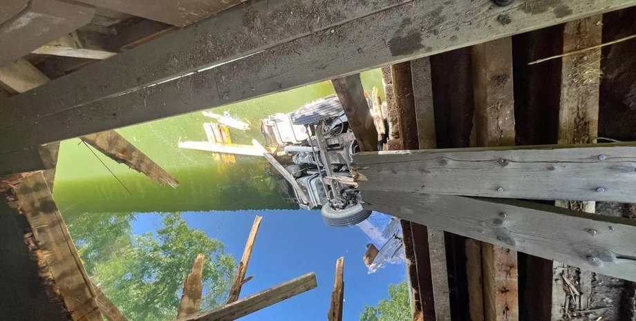 обрушившийся мост, разрушенный мост, Ford F-750