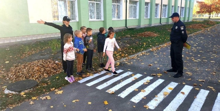 дети на пешеходном переходе, нарушение ПДД, ПДД Украины, нарушение ПДД пешеходами