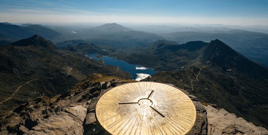 Вершина гори, гора Сноудон в Уельсі, підйом на гору, не пощастило з погодою, вид з вершини гори, туман на горі, туристка піднялася на гору