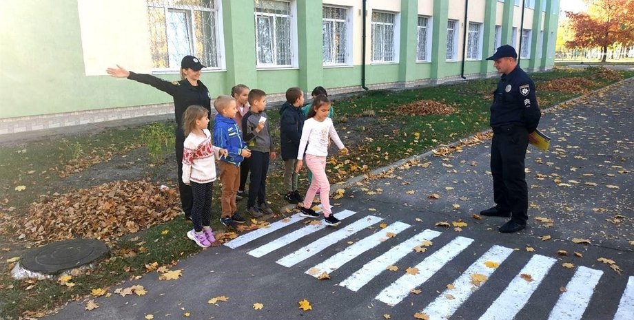 дети на пешеходном переходе, нарушение ПДД, ПДД Украины, нарушение ПДД пешеходами