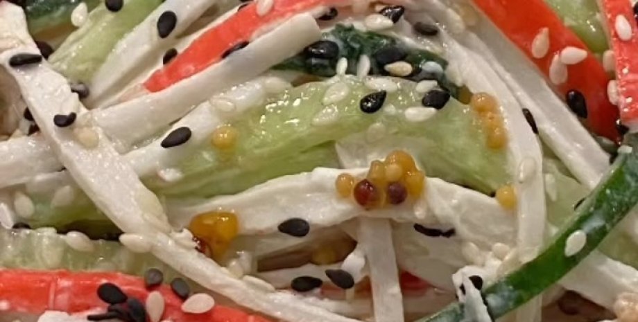 Классический крабовый салат с огурцом