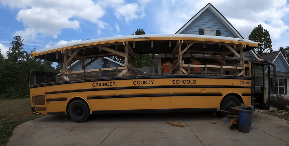 Чоловік переробив шкільний автобус, будинок на колесах, старий автобус, незвичайне житло, зробив з автобуса будинок, ремонт автобуса,