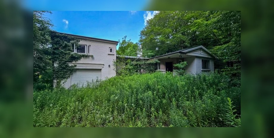 Мужчина гулял по лесу и наткнулся на заброшенный особняк: его поразило увиденное внутри