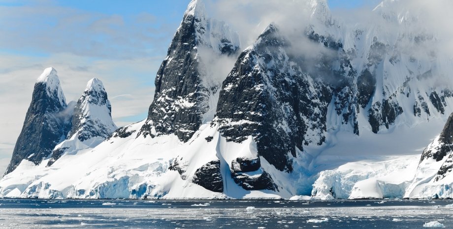Історія Антарктиди, зв'язок маорі з Антарктидою, плавання в Південному океані, проблеми проходу Дрейка, присутність людини в Крейдяній Антарктиді, знання корінних народів про замерзлий океан, археологічні знахідки Антарктиди