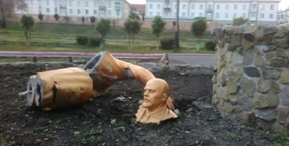 Разрушенный памятник Ленина / Фото: Facebook