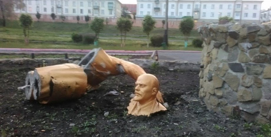 Разрушенный памятник Ленина / Фото: Facebook