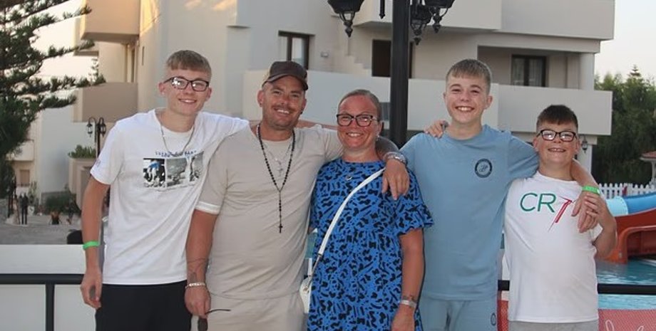 туристи на Криті Даррен Рейні змушений був із сім'єю ночувати на підлозі аеропорту через екстрену посадку рейсу