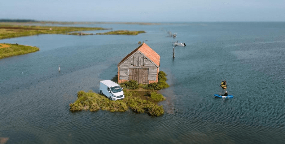Застряг під час припливу, приплив, опинився в пастці, фургон, мікроавтобус, затопило болота, сарай, 100 метрів від берега