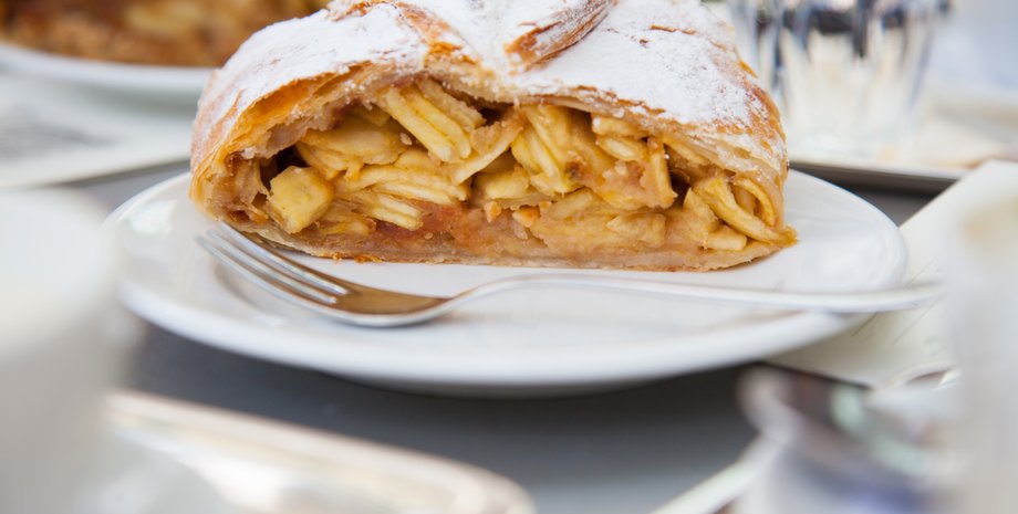 Яблочный штрудель из лаваша, штрудель с яблоками, штрудель из лаваша, как сделать штрудель из лаваша