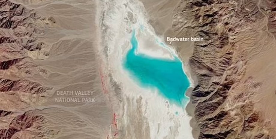 Спутниковые снимки запечатлели размеры небесно-голубого озера, которое сейчас заполняет бассейн Бэдуотера долина смерти, озеро долина смерти