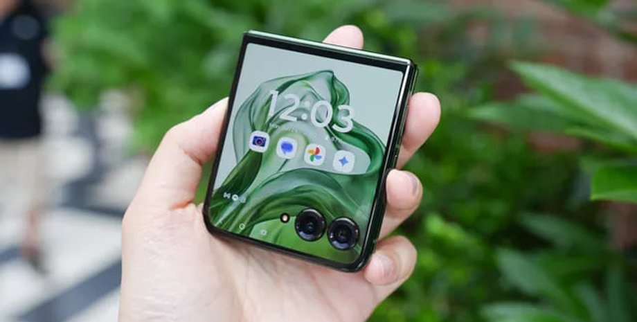 Смартфон Motorola Razr Ultra 2025