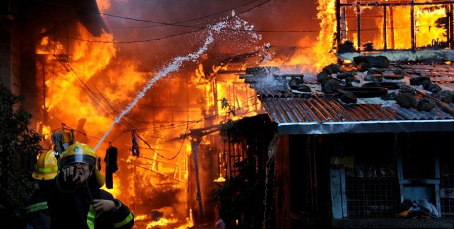 Пожар, пожарный, огонь, тлеющая сигарета, выбросил сигарету из окна машины, вызвал пожарных, сухая трава, загорелся сад