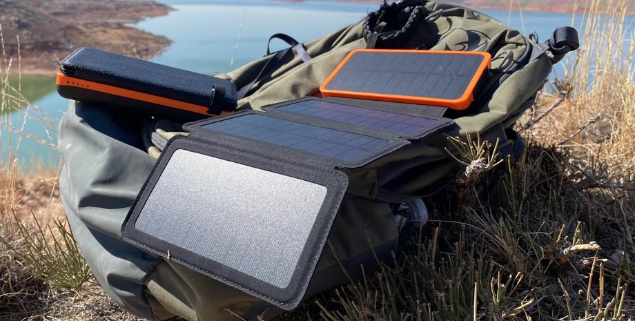 Повербанк с солнечными панелями заряжается на озере