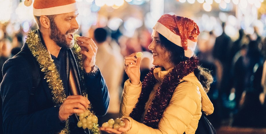 новогодние обычаи, новый год в испании, новый год в италии, новый год 2023, поцелуи под омелой