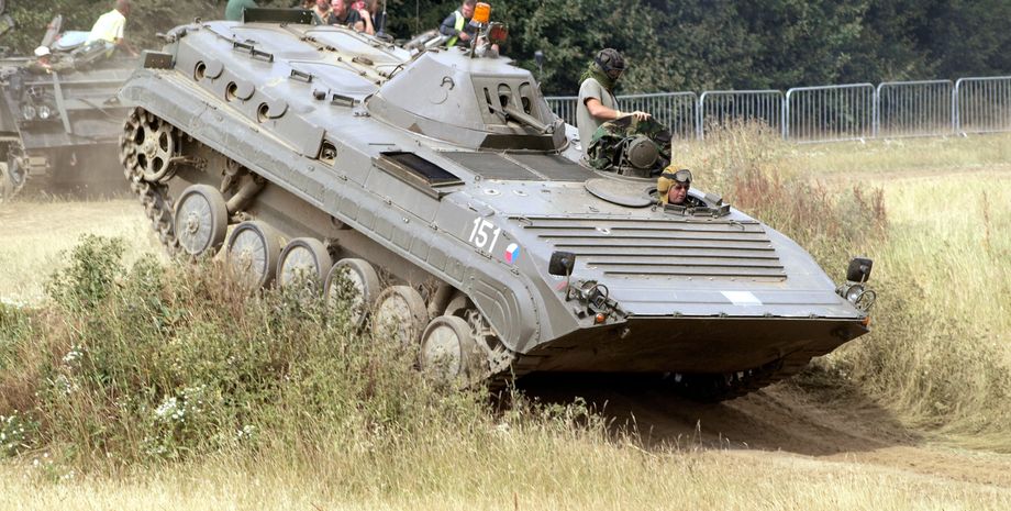 постачання бронетехніки україні