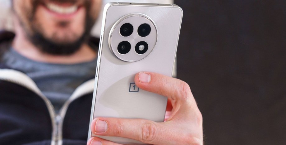 OnePlus 13R смартфон у руці