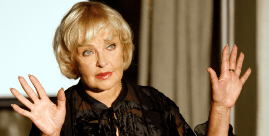 Ада Роговцева жестикулює