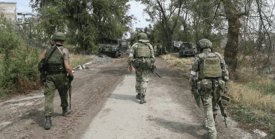 ВС РФ Бойцы ВС РФ идут дорогой на войне в Украине