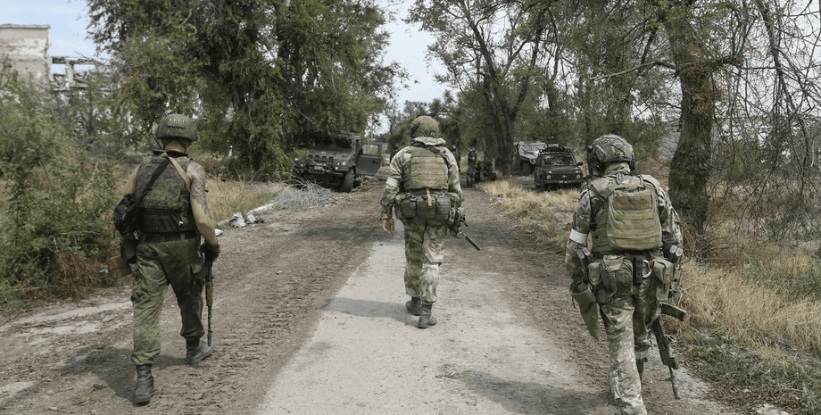 Бійці ЗС РФ йдуть дорогою на війні в Україні